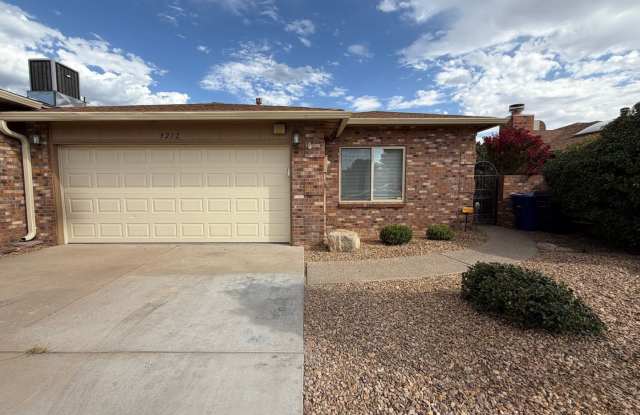 Attractive 3 Bedroom 2 Bathroom Home In The Northeast Heights! Gallery 1