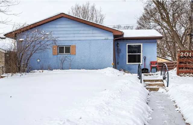 A Charming One-Bedroom with a Yard You’ll Love photos photos