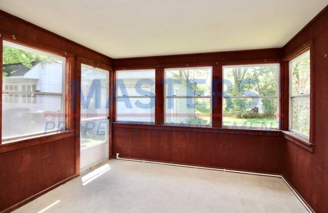 Three bedroom with 1 and a half bath traditional house photos photos