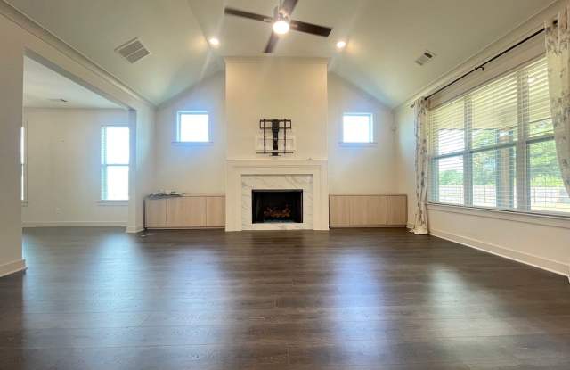 Custom built home in The Orchard, Lewisburg schools! Gallery 3