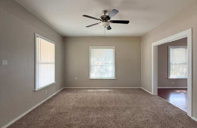 Spacious 3 Bed 1.5 bath - Kemp Blvd Gallery 3