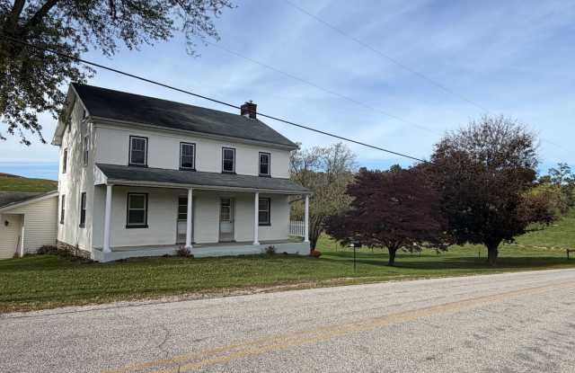 404 W. Springfield Rd.  Farmhouse 4 Bedrooms | 2 Bathrooms | 3,468 Sq. Ft. Gallery 3