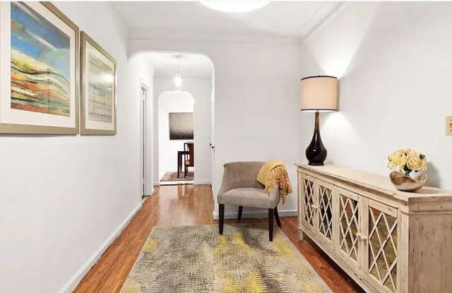305 W 52nd St - 305 West 52nd Street, New York City, NY 10019
