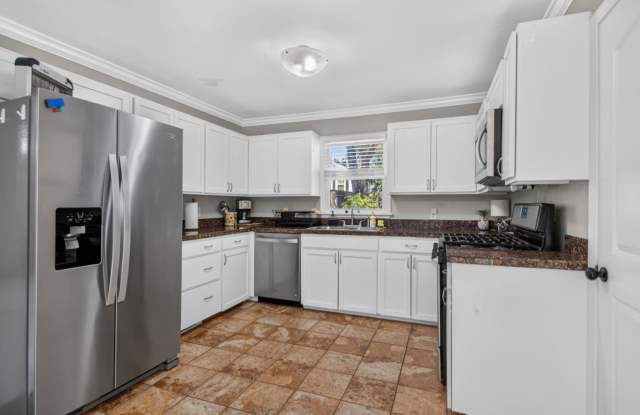 Charming, Fully Furnished Home Steps from UAMS — 507 UAMS Boulevard, Little Rock, AR 72205 Gallery 3