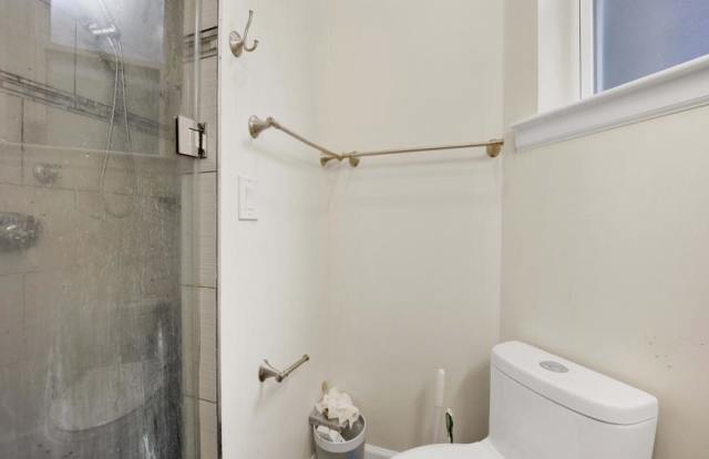2522 N Burling Gallery 4