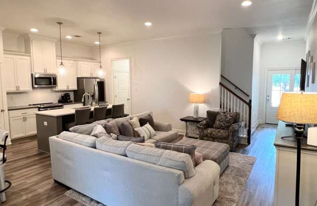 FULLY FURNISHED 3 BEDROOM HOME Gallery 4