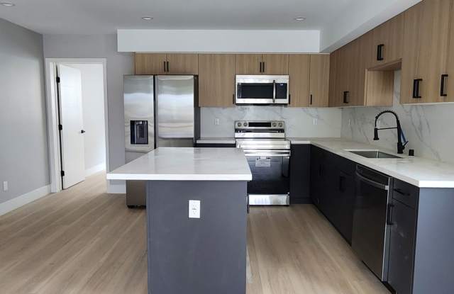 Spacious 4BR Duplex in North Hollywood Gallery 4