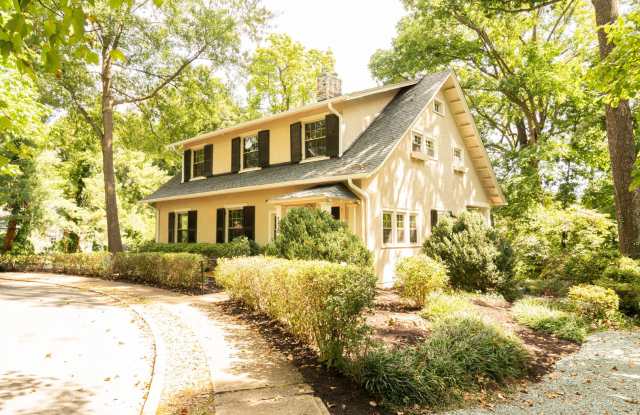 Large 4 Bedroom Home On Oakhurst Circle photos photos