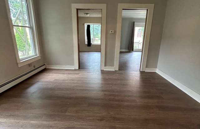 3 Bedroom Apartment Near UW-La Crosse with Off-Street Parking Gallery 4