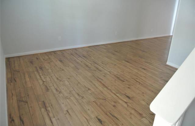 9122 North Swan Gallery 3