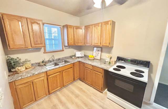 Spacious 3bd House | Driveway | Enclosed Porch photos photos