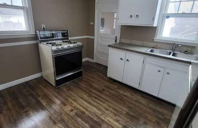 1514 Houghton: Inviting 2-Bedroom Home for Rent photos photos