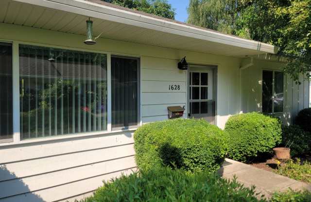 Lovely 2 Bed + 1 Bath in Forest Grove!! Near Pacific University!! Updated in 2021 + Pet-Friendly!! photos photos