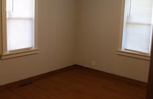 4488 Oak Street Gallery 3
