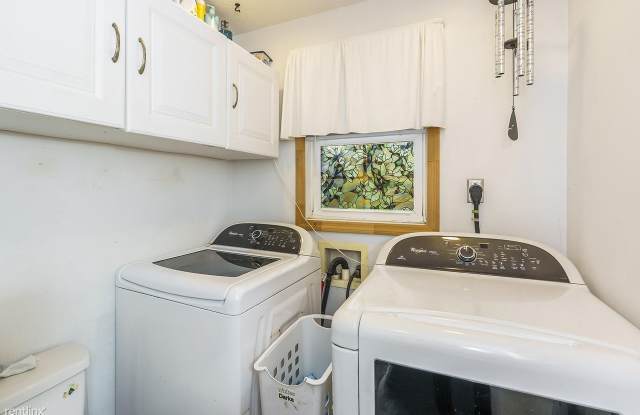 1111 N Limestone Gallery 2