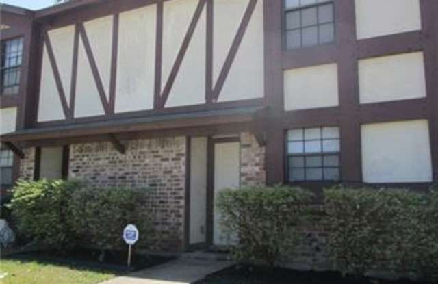 946 Southmoor Drive - 946 Southmoor Dr, Arlington, TX 76010