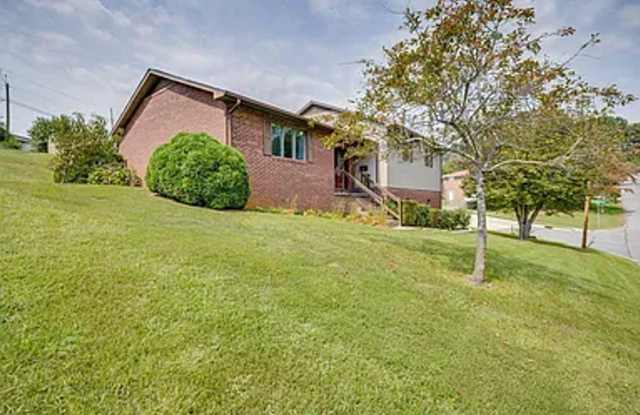 Charming 3-Bedroom Home with Modern Upgrades and Fenced Yard in Kingsport photos photos Charming 3-Bedroom Home with Modern Upgrades and Fenced Yard in Kingsport photos photos