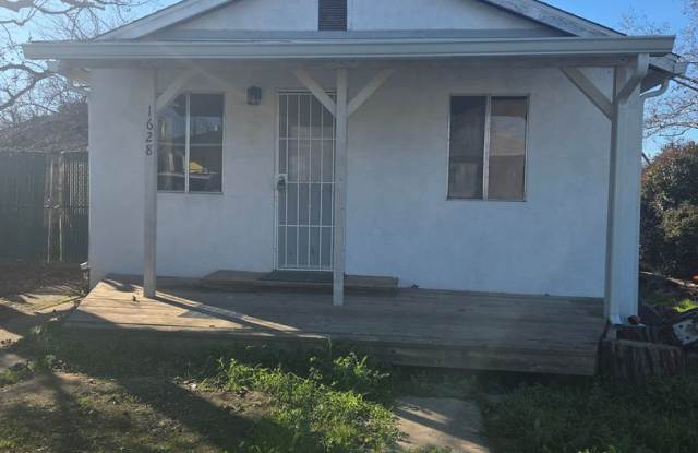 Charming little home in Town - 1628 Walnut Avenue, Redding, CA 96001