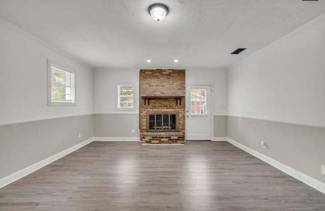 Renovated 3 Bedroom 2 Bath Home for Rent with Detached Garage! Gallery 3