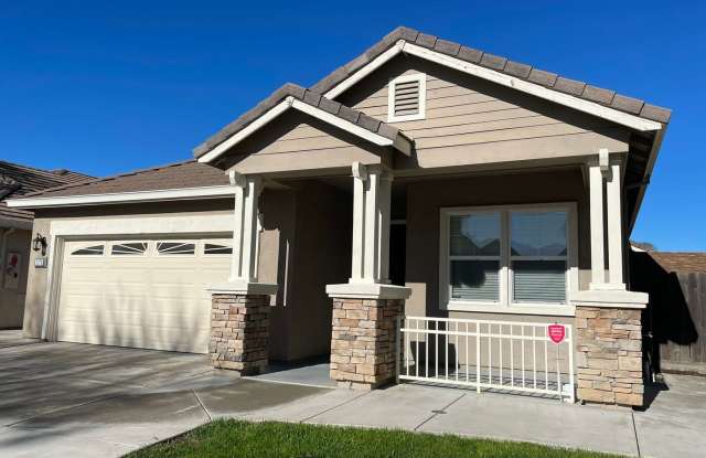 Stunning 3-Bedroom, 2-Bath Home with Elegant Features – Ready for Immediate Move-In - 1170 Oatgrass Way, Los Banos, CA 93635