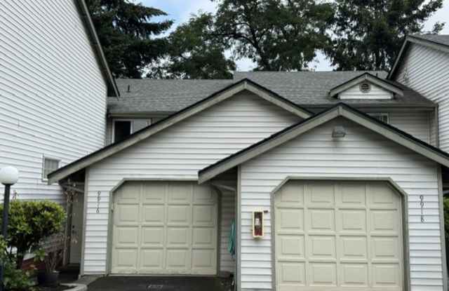 2 BEDROOM KIRKLAND TOWNHOME | 1/2 OFF 1ST MONTHS RENT Gallery 2