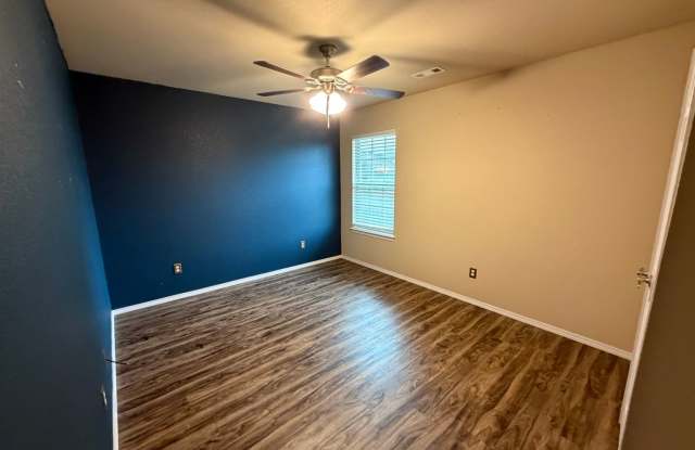 4 Bedroom, 2 Bath Home Quiet Cul-De-Sac Gallery 3