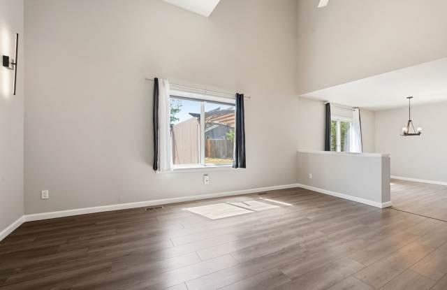 Updated 4-bed, 3.5 Bath, 2-Car Home in Settlers Village Gallery 4