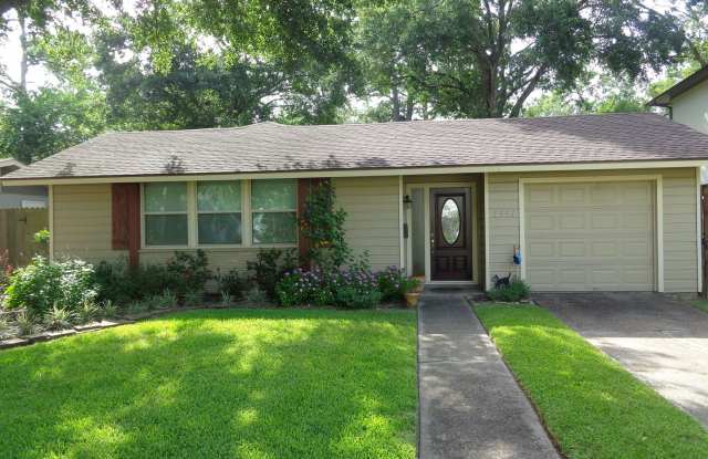Oak Forest Jewel - 1551 Hewitt Drive, Houston, TX 77018