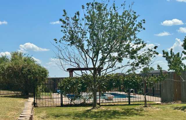 Large 5 Bedroom Home with In-ground Pool, Storm Cellar and Workshop Gallery 4
