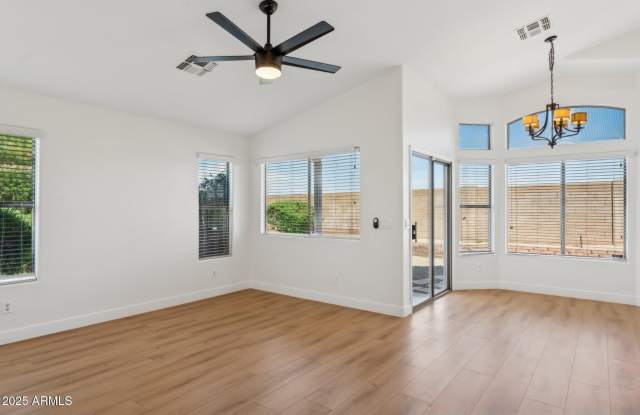2131 S PEPPERTREE Drive Gallery 2