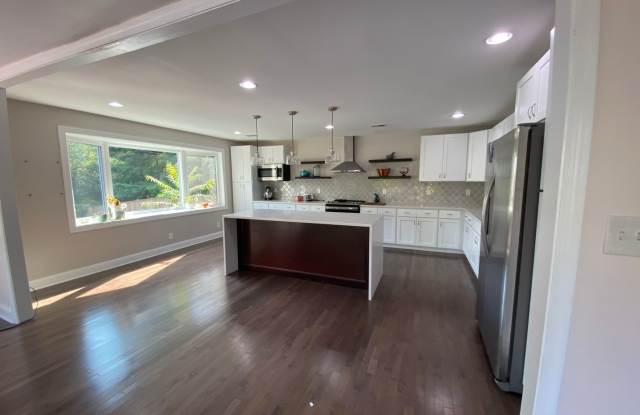 Spacious 5Bed/3.5Bath Townhome in Prime Towson Location Gallery 3
