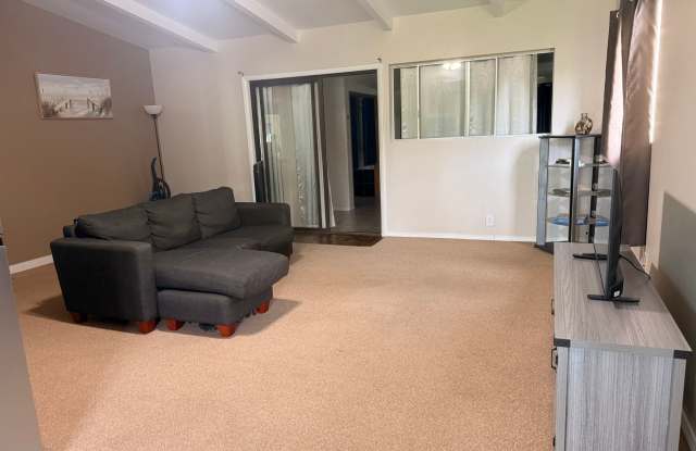COZY 1 BEDROOM / 1 BATH – ISLAND-STYLE LIVING! Gallery 3