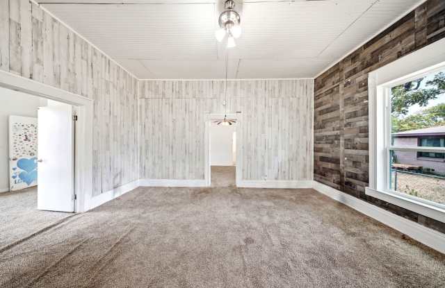 214 E Woodland Street Gallery 3