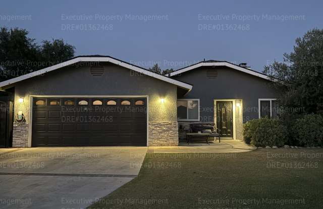 3 bedroom 2 bathroom home with pool and near shopping centers. photos photos