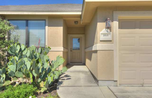Charming Home Awaits: Spacious & Modern Living in a Prime Location Gallery 3