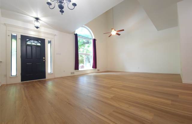 426 W Oak Street Gallery 3