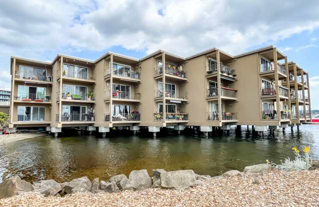 Waterfront 2bd/1bth Condo Downtown Kirkland, $2,750/mo. - 65 Kirkland Avenue, Kirkland, WA 98033