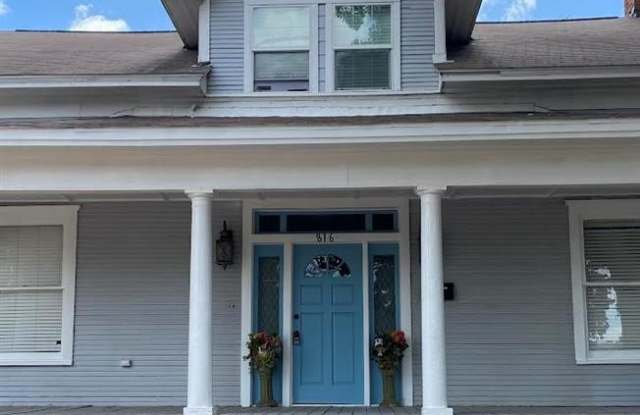 816 W 7th Street - 816 West 7th Street, Dallas, TX 75208