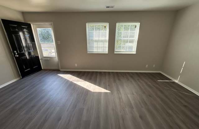 Spacious 3 bedroom Townhome - 4713 Lakeside Drive, Vanderburgh County, IN 47712 Spacious 3 bedroom Townhome - 4713 Lakeside Drive, Vanderburgh County, IN 47712