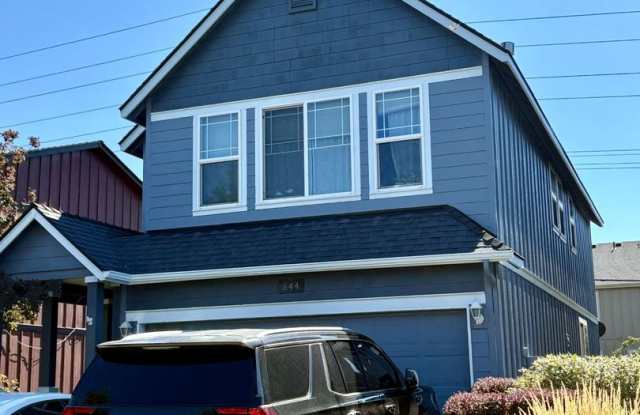 Conveniently Located 3 Bed/2.5 Bath Single Family Home in NE Bend photos photos