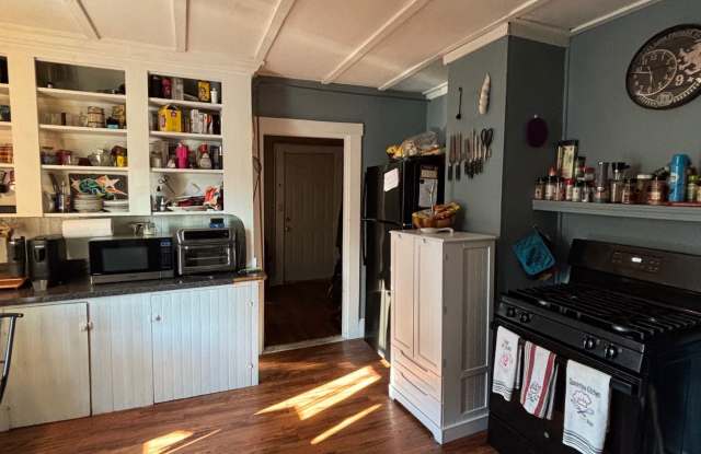 4 Western Avenue - 2 photos photos