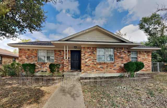 913 Magnolia Ln - 913 Magnolia Lane, Lancaster, TX 75146