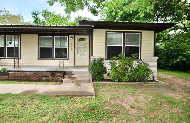 712 W Bridge Street photos photos