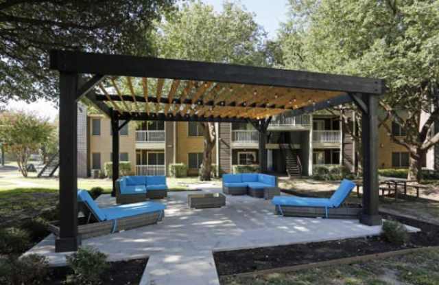 2047 Cedar Bend Dr Gallery 2