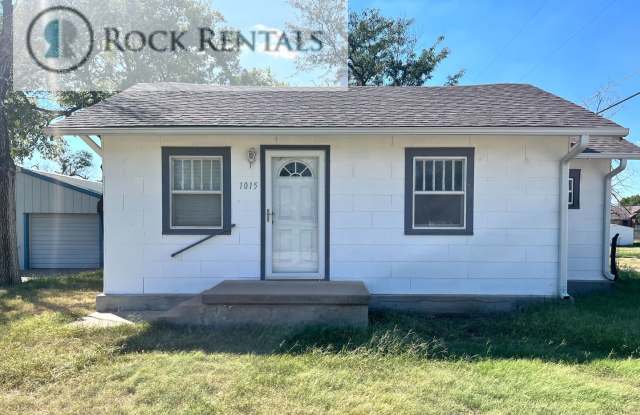 1 Bed 1 Bath with 2 Car Garage Gallery 3