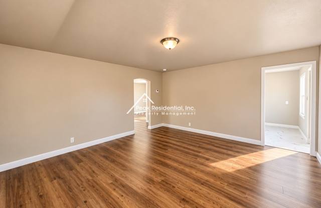 Wonderful Updated 3bd/1ba Home with Large Backyard Gallery 4