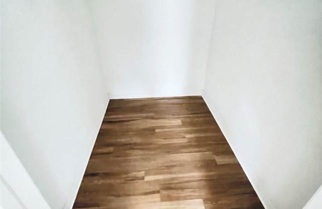 5557 Benton Street Gallery 3