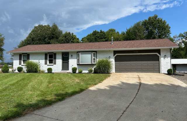 Spacious 3-Bedroom, 2-Bath Home in Middlebury with Multiple Garages – $2,095/Month - 57346 Tulip Lane, Elkhart County, IN 46540
