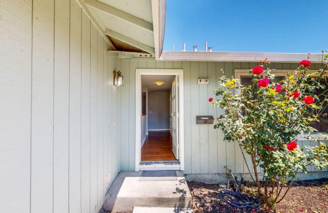 Charming 3 Bedroom and 2 Bathroom Single Family Home with Large Enclosed Backyard! photos photos Charming 3 Bedroom and 2 Bathroom Single Family Home with Large Enclosed Backyard! photos photos