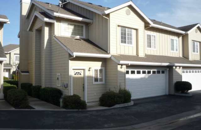 3 bedroom 2.5 bath town home with large bonus living room and 2 car garage parking photos photos